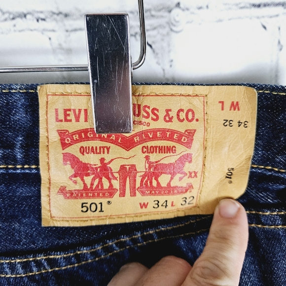 LEVI'S | 501 button fly medium wash cut-off cropped jean capris - Picture 5 of 10